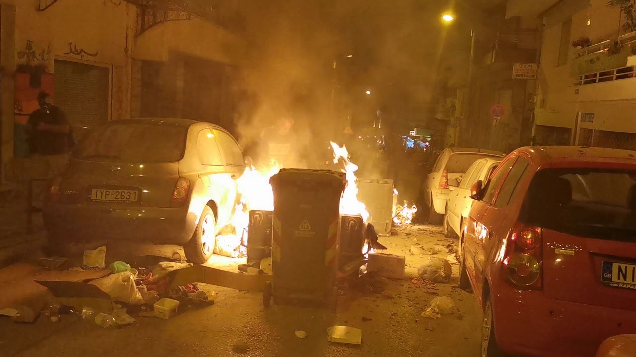 Επεισόδια μεταξύ αστυνομικών και κουκουλοφόρων έχουν ξεσπάσει εδώ και μερικά λεπτά στο κέντρο της Θεσσαλονίκης - Φωτογραφία 1