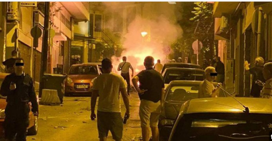 Επίθεση με μολότοφ κατά αστυνομικών στη Θεσσαλονίκη - Ζημιές σε οχήματα - Φωτογραφία 1