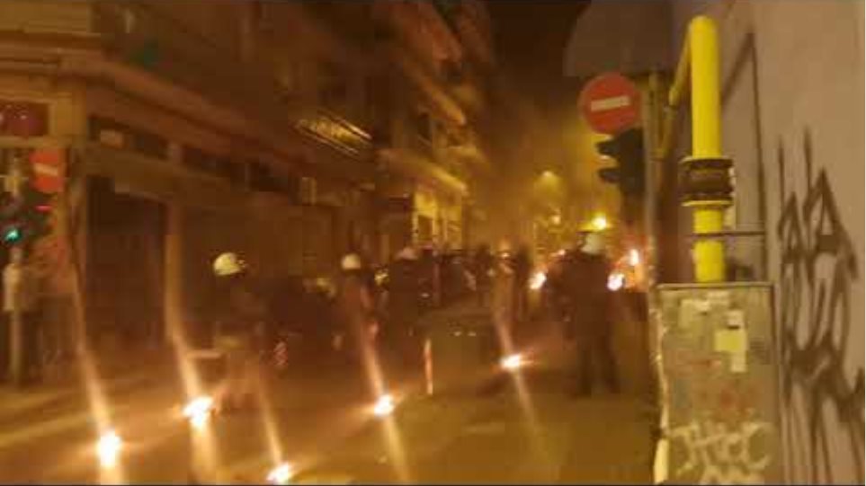 Θεσσαλονίκη: Με ενισχυμένες μολότοφ η καταδρομική επίθεση αντιεξουσιαστών - Φωτογραφία 2