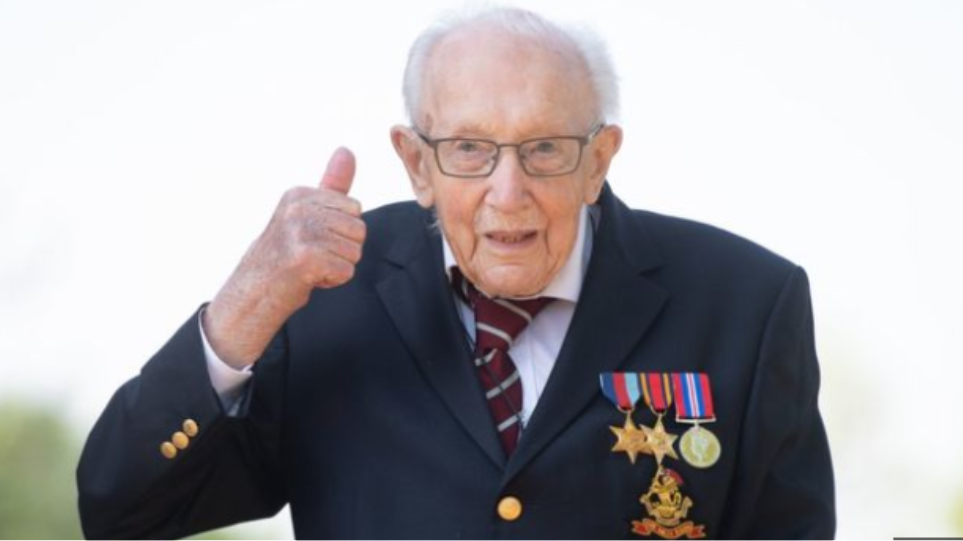 Γεννημένος ήρωας: «Ιππότης» ο 100χρονος που συγκέντρωσε 32 εκατ. λίρες για το NHS - Φωτογραφία 1