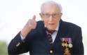 Γεννημένος ήρωας: «Ιππότης» ο 100χρονος που συγκέντρωσε 32 εκατ. λίρες για το NHS