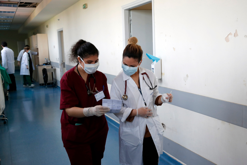 Κορωνοϊός: Το Associated Press υποκλίνεται στους φοιτητές Ιατρικής που κράτησαν όρθιο το νοσοκομείο «Σωτηρία» εν μέσω πανδημίας - Φωτογραφία 2