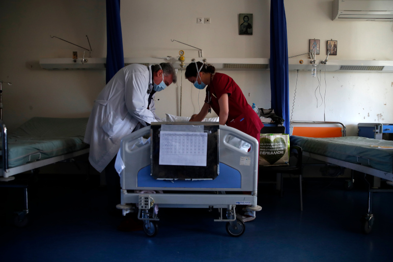 Κορωνοϊός: Το Associated Press υποκλίνεται στους φοιτητές Ιατρικής που κράτησαν όρθιο το νοσοκομείο «Σωτηρία» εν μέσω πανδημίας - Φωτογραφία 4