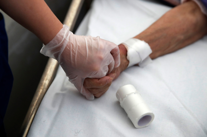 Κορωνοϊός: Το Associated Press υποκλίνεται στους φοιτητές Ιατρικής που κράτησαν όρθιο το νοσοκομείο «Σωτηρία» εν μέσω πανδημίας - Φωτογραφία 5