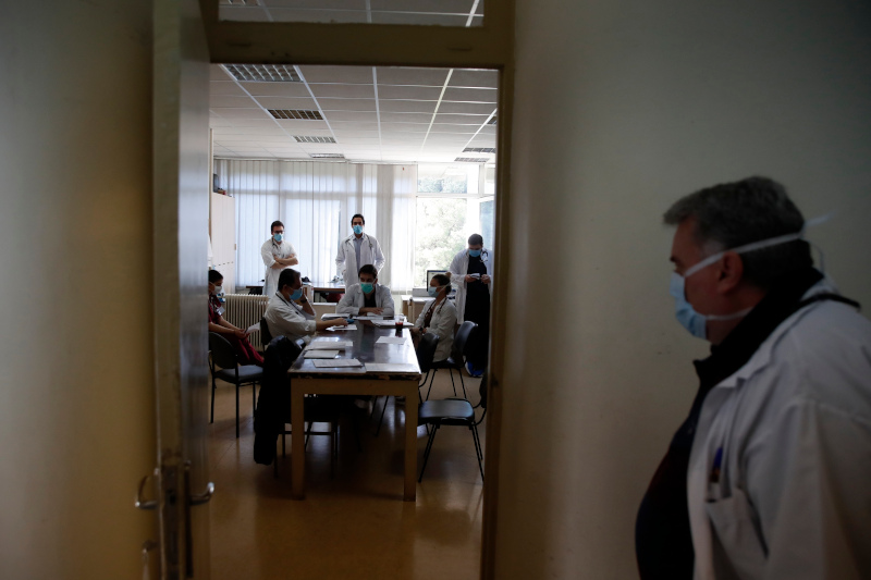 Κορωνοϊός: Το Associated Press υποκλίνεται στους φοιτητές Ιατρικής που κράτησαν όρθιο το νοσοκομείο «Σωτηρία» εν μέσω πανδημίας - Φωτογραφία 6