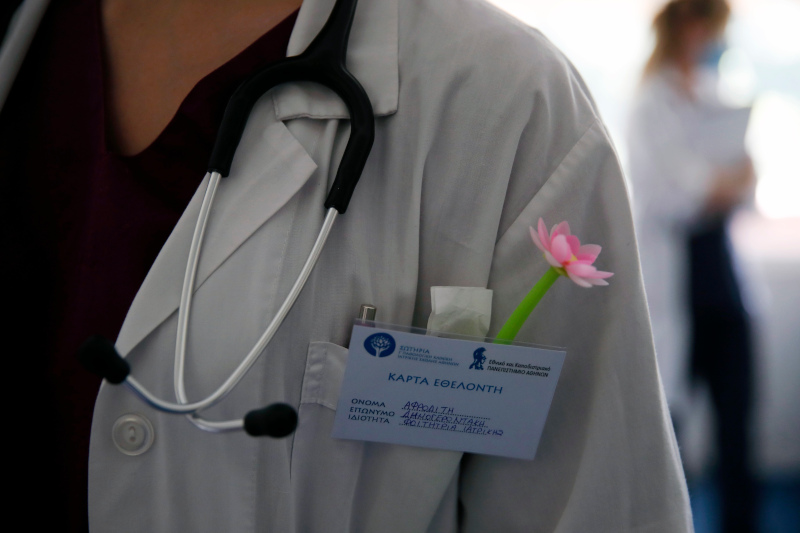 Κορωνοϊός: Το Associated Press υποκλίνεται στους φοιτητές Ιατρικής που κράτησαν όρθιο το νοσοκομείο «Σωτηρία» εν μέσω πανδημίας - Φωτογραφία 7