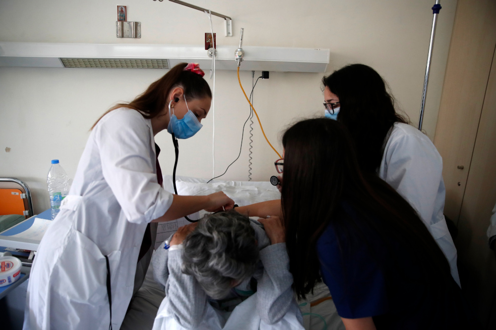 Κορωνοϊός: Το Associated Press υποκλίνεται στους φοιτητές Ιατρικής που κράτησαν όρθιο το νοσοκομείο «Σωτηρία» εν μέσω πανδημίας - Φωτογραφία 8