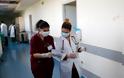 Κορωνοϊός: Το Associated Press υποκλίνεται στους φοιτητές Ιατρικής που κράτησαν όρθιο το νοσοκομείο «Σωτηρία» εν μέσω πανδημίας - Φωτογραφία 2