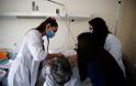 Κορωνοϊός: Το Associated Press υποκλίνεται στους φοιτητές Ιατρικής που κράτησαν όρθιο το νοσοκομείο «Σωτηρία» εν μέσω πανδημίας - Φωτογραφία 8