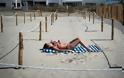 Γαλλία - Παραλίες: Πώς έκανε ο κόσμος ηλιοθεραπεία εν μέσω πανδημίας