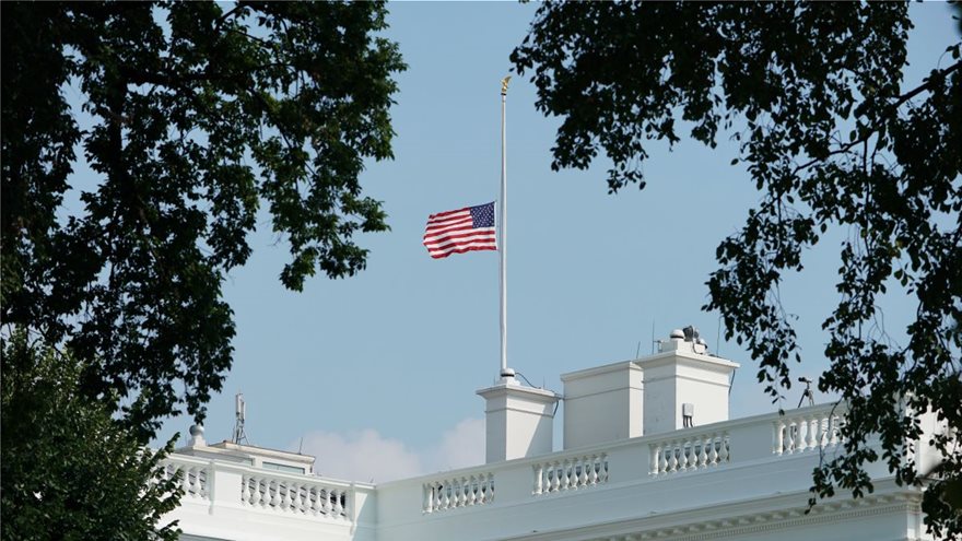 Τραμπ: Επιτομή της υποκρισίας... μεσίστιες οι αμερικανικές σημαίες - Φωτογραφία 2