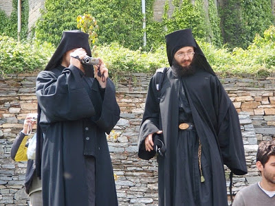 Αγιορείτες μοναχοί σε μέρα γιορτής (φωτογραφίες) - Φωτογραφία 2