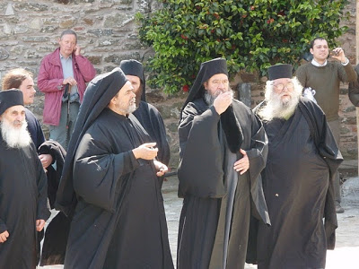 Αγιορείτες μοναχοί σε μέρα γιορτής (φωτογραφίες) - Φωτογραφία 3