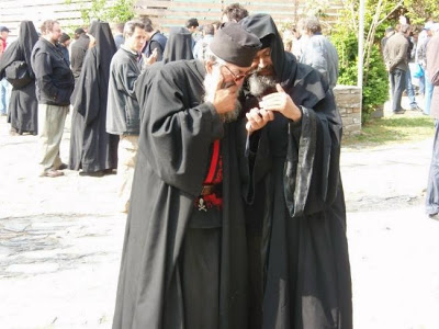 Αγιορείτες μοναχοί σε μέρα γιορτής (φωτογραφίες) - Φωτογραφία 4