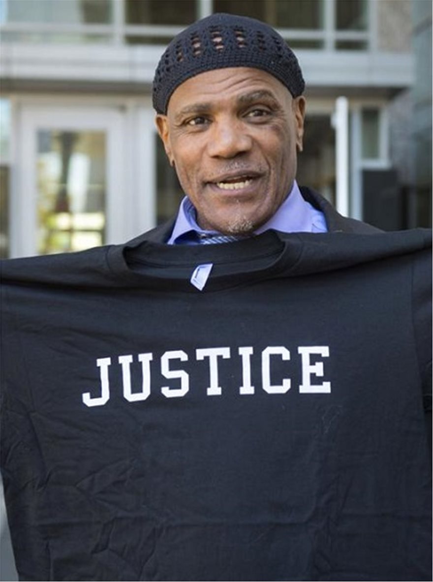 Πέρασε άδικα 37 χρόνια στη φυλακή και σήμερα υποκλίνεται μπροστά του η Αμερική - Φωτογραφία 3