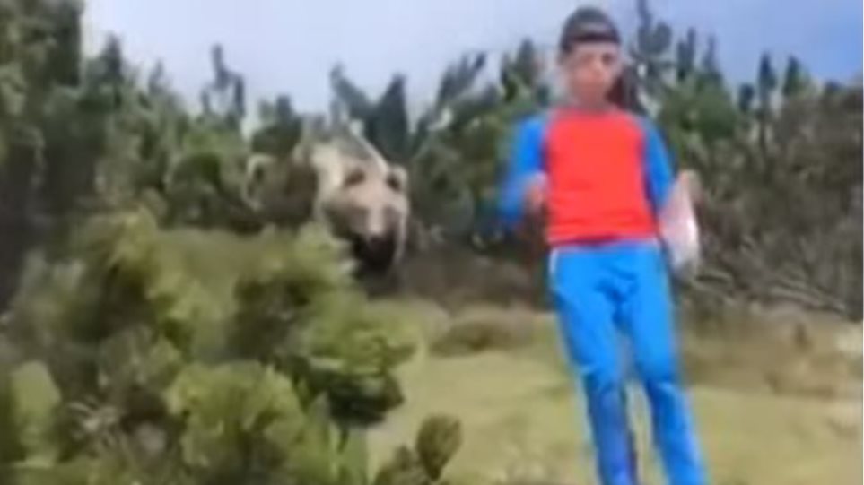 Δωδεκάχρονος τέρας-ψυχραιμίας κατέβηκε λόφο με μια αρκούδα στο κατόπι του!βίντεο - Φωτογραφία 1