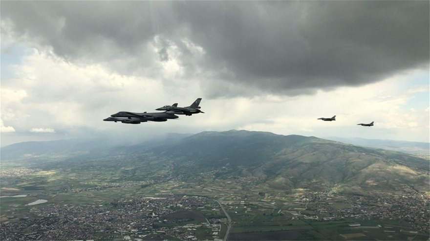 Ελληνικά F-16 συνοδεύουν αμερικανικά μαχητικά πάνω από τα Σκόπια (pics) - Φωτογραφία 1