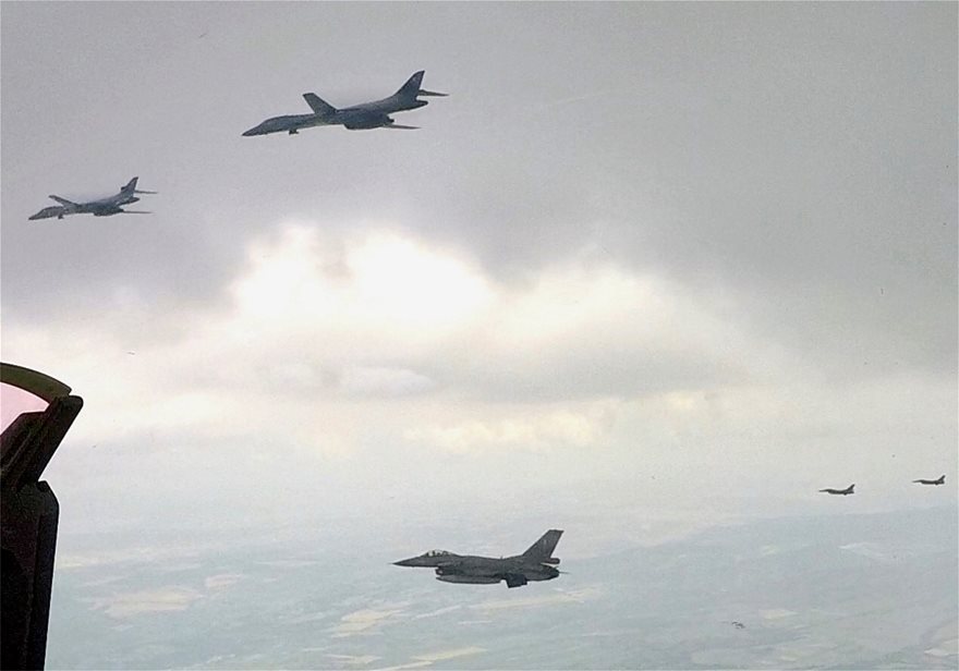 Ελληνικά F-16 συνοδεύουν αμερικανικά μαχητικά πάνω από τα Σκόπια (pics) - Φωτογραφία 3