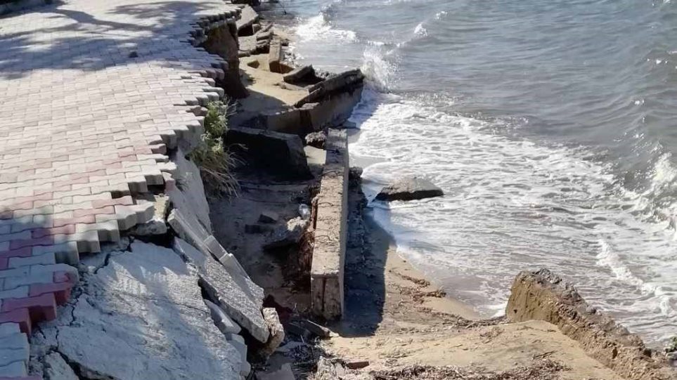 Χαλκιδική: Κατέρρευσε η παραλία της Νέας Ηράκλειας - Φωτογραφία 1