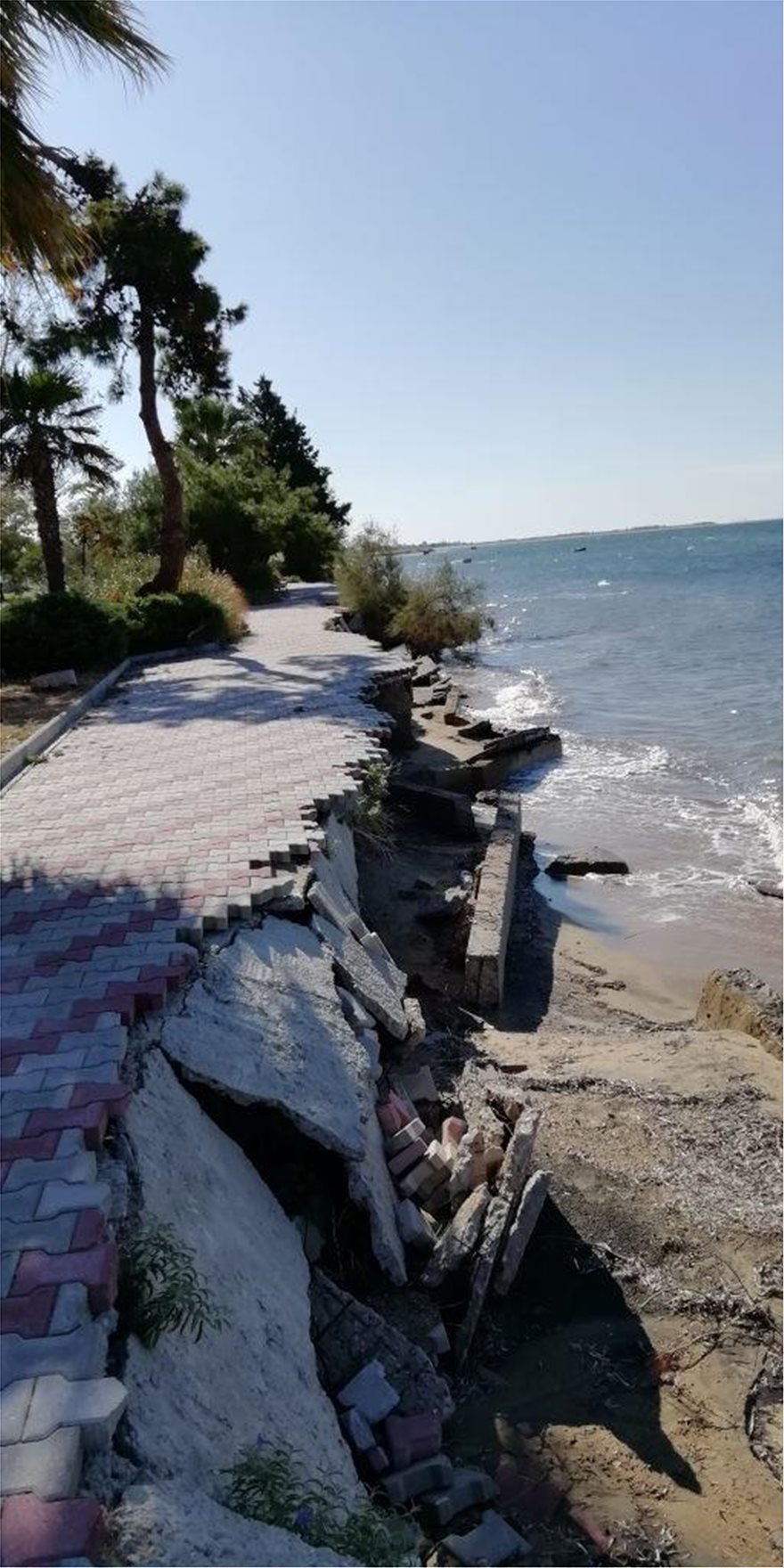 Χαλκιδική: Κατέρρευσε η παραλία της Νέας Ηράκλειας - Φωτογραφία 4
