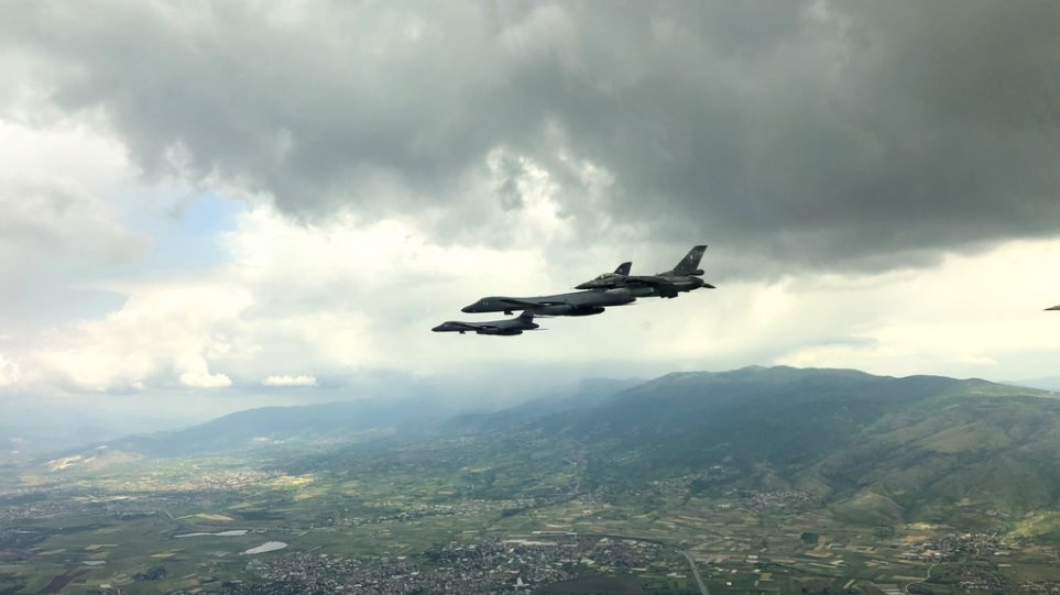 Ελληνικά F-16 συνοδεύουν αμερικανικά μαχητικά πάνω από τα Σκόπια - Φωτογραφία 1