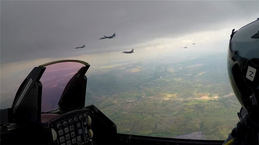 Ελληνικά F-16 συνοδεύουν αμερικανικά μαχητικά πάνω από τα Σκόπια - Φωτογραφία 2