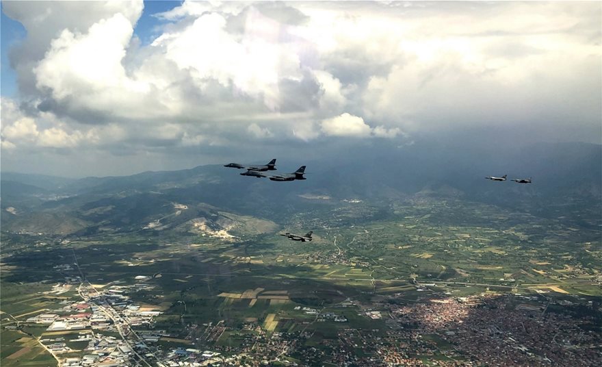Ελληνικά F-16 συνοδεύουν αμερικανικά μαχητικά πάνω από τα Σκόπια - Φωτογραφία 4