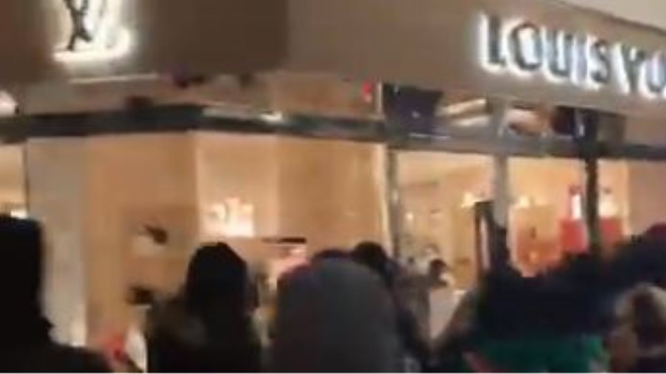 ΗΠΑ - Το απόλυτο χάος στο Πόρτλαντ: Διαδηλωτές λεηλατούν κατάστημα Louis Vuitton - Φωτογραφία 1