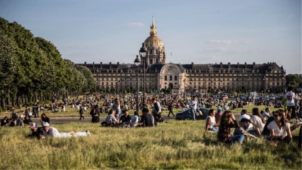 Άρση των μέτρων - Στα πάρκα οι κάτοικοι του Παρισιού - Φωτογραφία 1