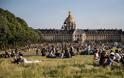 Άρση των μέτρων - Στα πάρκα οι κάτοικοι του Παρισιού
