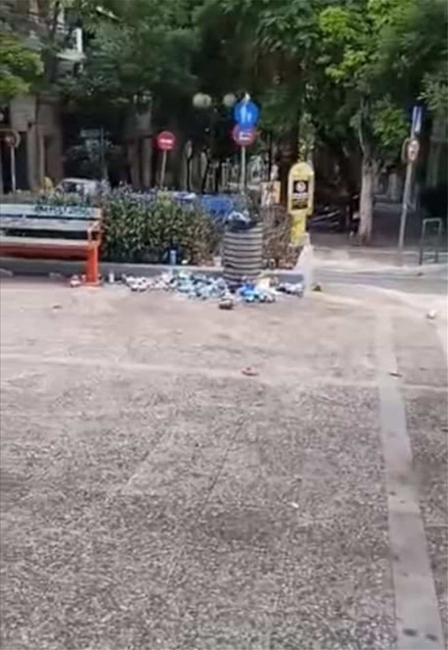 Ποιοι έκαναν σκουπιδότοπο την πλατεία Βαρνάβα - Φωτογραφία 5