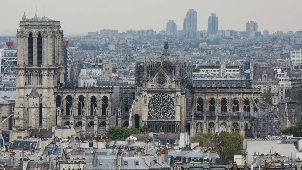 Παρίσι: Άνοιξε για το κοινό ο προαύλιος χώρος της Νοτρ Νταμ - Φωτογραφία 1