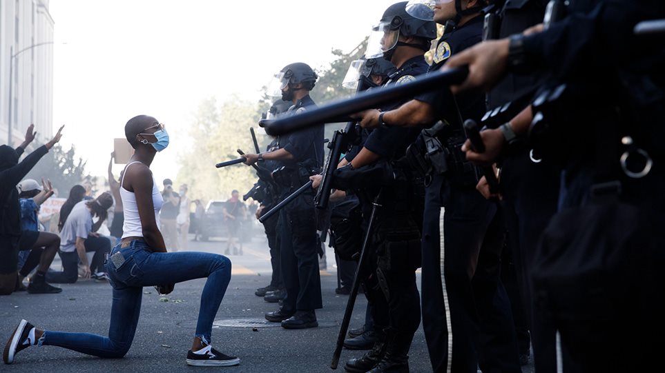 Τζορτζ Φλόιντ: Viral η μαύρη διαδηλώτρια που γονάτισε - Φωτογραφία 1