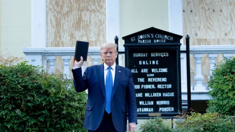 Εξοργισμένοι θρησκευτικοί ηγέτες με τη φωτογράφιση Τραμπ με τη Βίβλο - Φωτογραφία 1