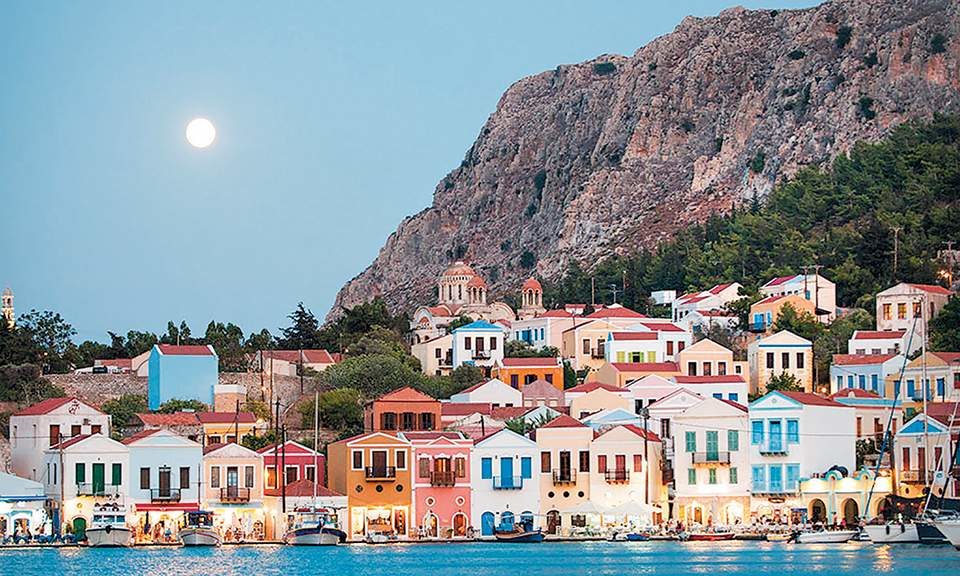 Ελληνικό νησί ρίχνει τις τιμές του κατά 50% και βάζει δωρεάν πλοίο - Φωτογραφία 1