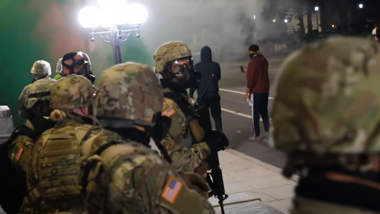 Εικόνες σοκ! Ο Στρατός των ΗΠΑ κατέκλυσε τους δρόμους! (Φωτο και βίντεο) - Φωτογραφία 1