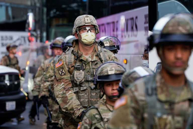 Εικόνες σοκ! Ο Στρατός των ΗΠΑ κατέκλυσε τους δρόμους! (Φωτο και βίντεο) - Φωτογραφία 3