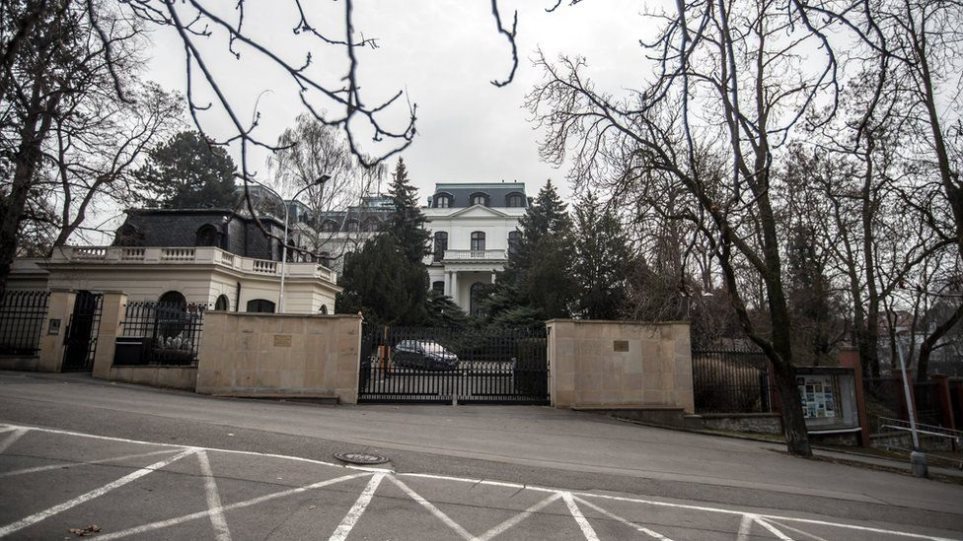 Κρίση στις σχέσεις Τσεχίας - Ρωσίας: Απελάθηκαν δύο υπάλληλοι της Ρωσικής πρεσβείας στην Πράγα - Φωτογραφία 1