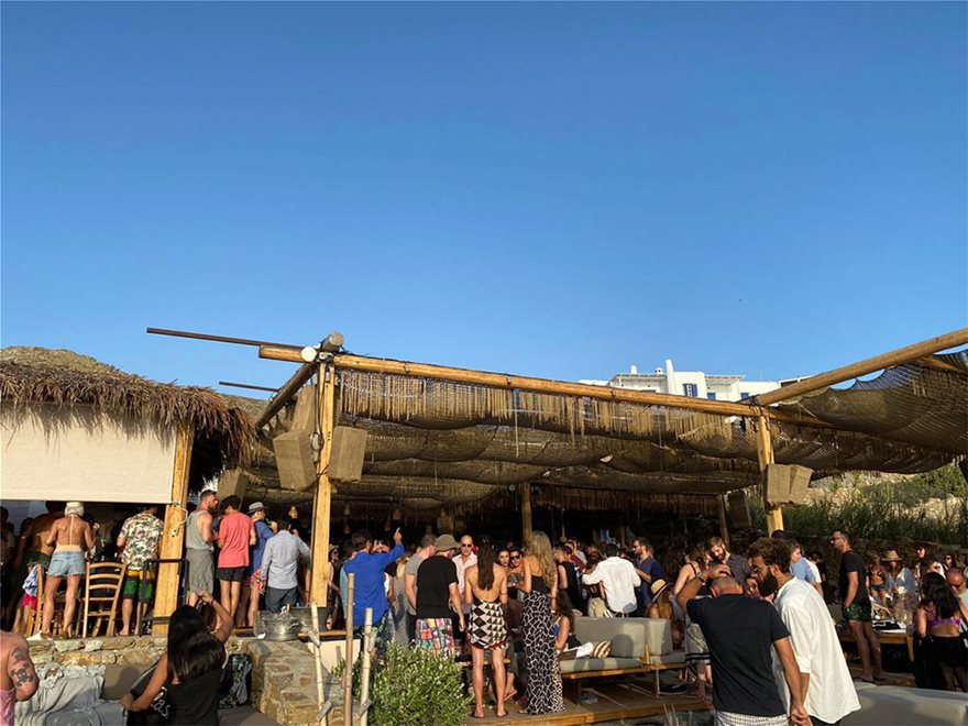Μύκονος: Έφοδος στα μπιτς μπαρ του νησιού για να κρατηθούν οι αποστάσεις - Φωτογραφία 4