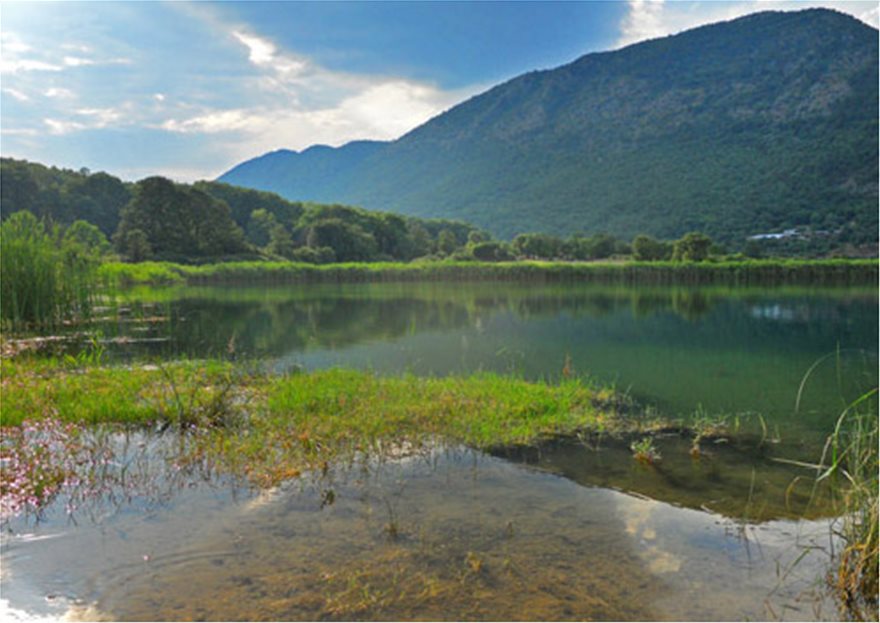 Ζαραβίνα: Η μαγευτική λίμνη των θρύλων στο Πωγώνι του νομού Ιωαννίνων - Φωτογραφία 2