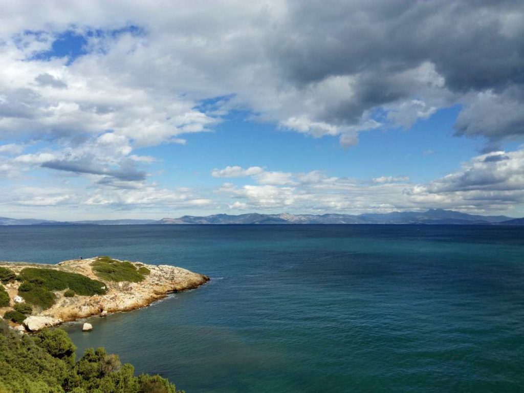 Μια άγνωστη παραλία με τυρκουάζ νερά μόλις 50 λεπτά από την Αθήνα - Φωτογραφία 2