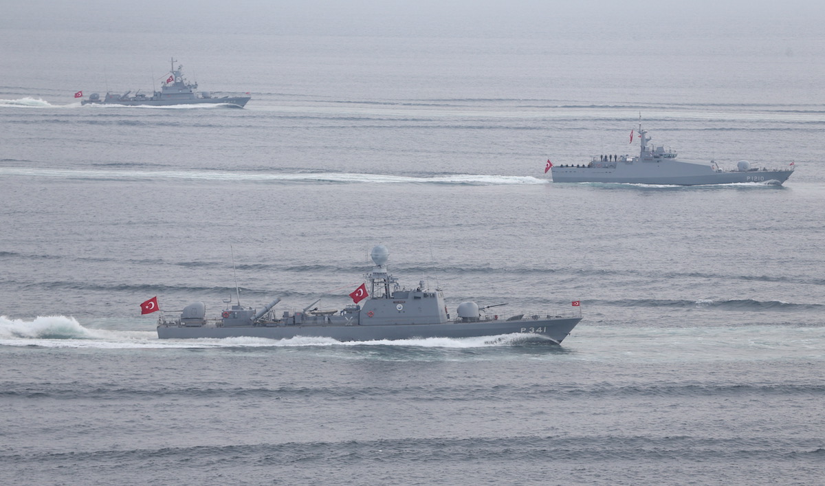 Θρίλερ με ύποπτο πλοίο ανοιχτά της Λιβύης που συνοδεύουν τουρκικά πολεμικά - Φωτογραφία 1