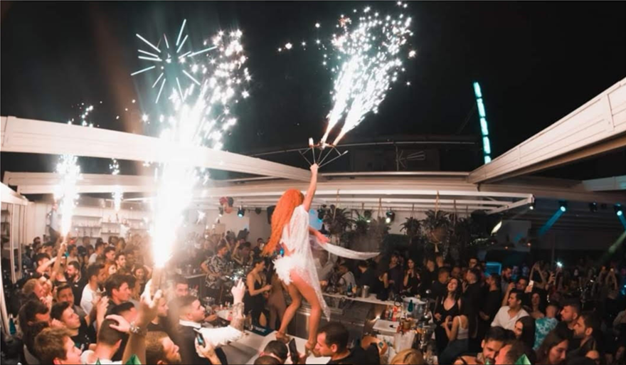 Γκάζι: Πάρτι «συνωστισμού» με ημίγυμνες χορεύτριες - Δείτε φωτογραφίες - Φωτογραφία 2