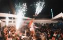 Γκάζι: Πάρτι «συνωστισμού» με ημίγυμνες χορεύτριες - Δείτε φωτογραφίες - Φωτογραφία 2