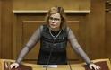 Μπέτυ Σκούφα: Η βουλευτής του ΣΥΡΙΖΑ που κήρυξε ανένδοτο στα αγγλικά έχει γεννηθεί στη Βρετανία