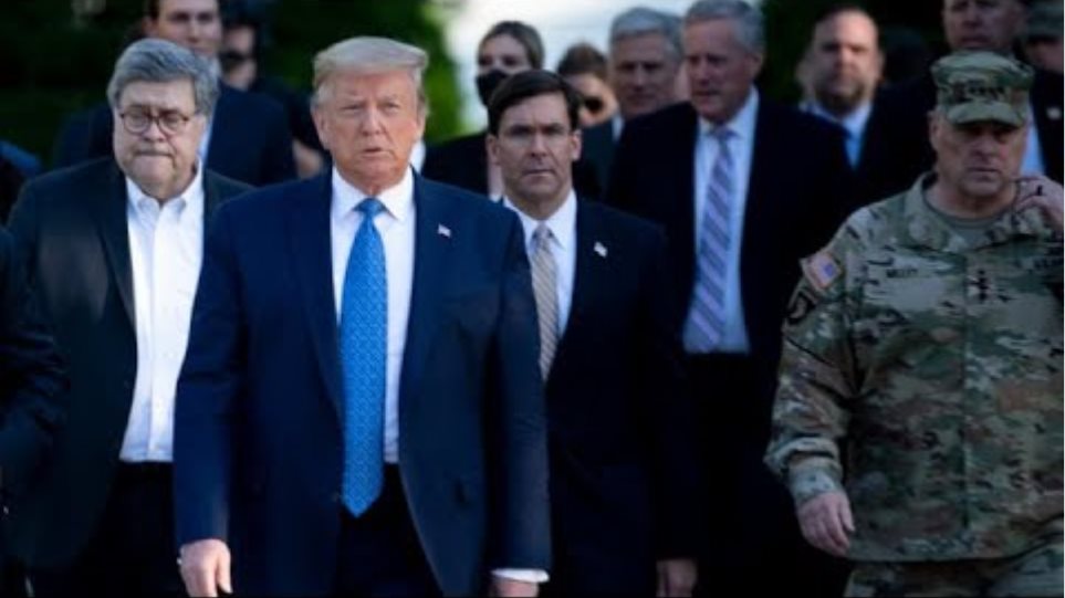 ΗΠΑ: Μετάνιωσε ο αρχηγός του στρατού για τη φωτογραφία δίπλα στον Τραμπ στην πλατεία Λαφαγιέτ - Φωτογραφία 2