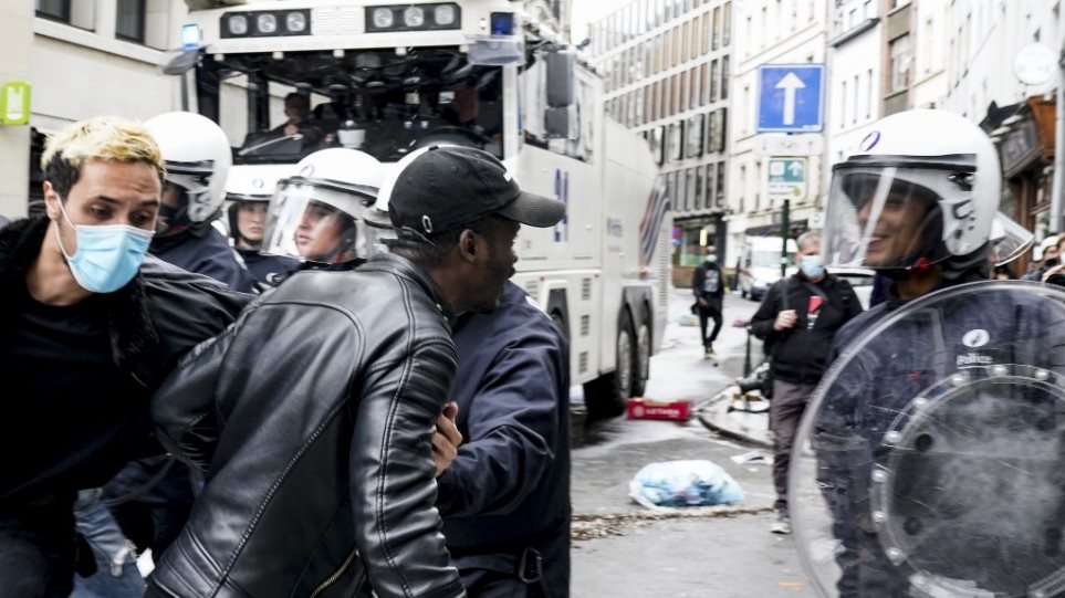 Αστυνομική βία - Βέλγιο: Οργή για αστυνομικούς που «πάτησαν» έφηβο διαδηλωτή με τα γόνατά τους - Φωτογραφία 1