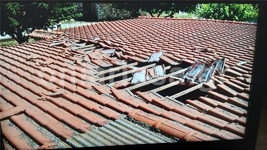 ΒΙΝΤΕΟ.Λάρισα: Αεροσκάφος «ξήλωσε» σκεπή σπιτιού σε χωριό - Φωτογραφία 2