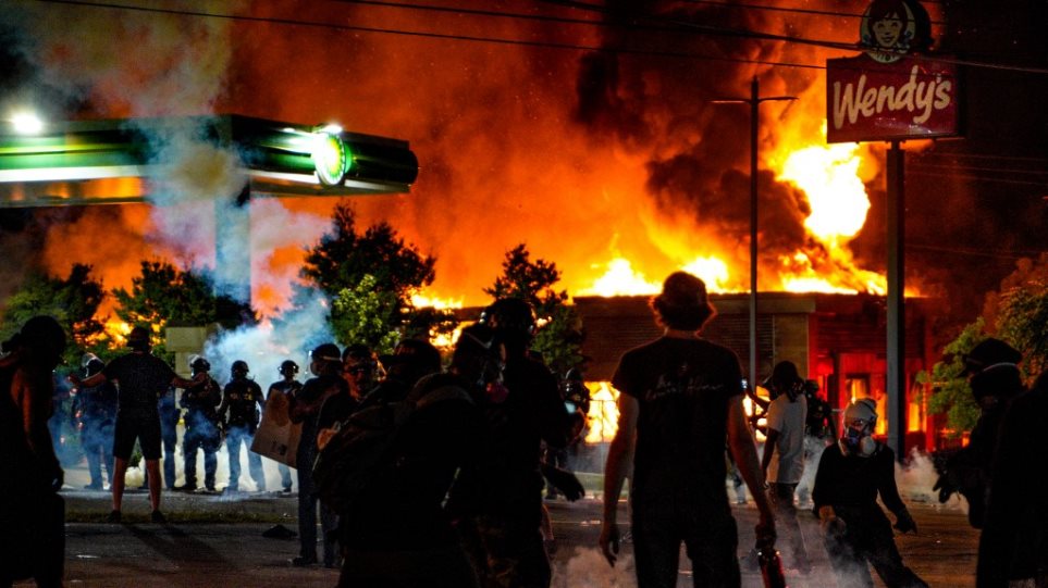 «Βράζουν» οι ΗΠΑ μετά από ακόμα έναν θάνατο Αφροαμερικανού από αστυνομικά πυρά - Φωτογραφία 1