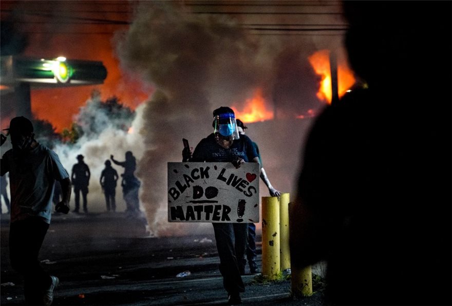 «Βράζουν» οι ΗΠΑ μετά από ακόμα έναν θάνατο Αφροαμερικανού από αστυνομικά πυρά - Φωτογραφία 2